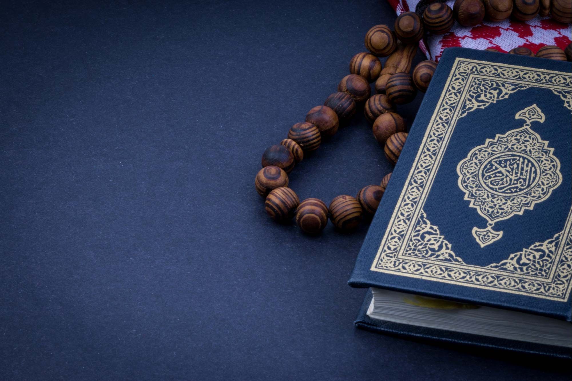 Hãy bắt đầu chuỗi bài đọc Quran trong tháng Ramadan với sự hướng dẫn đầy đủ và chân thành của chúng tôi. Từ cách chọn bản sao, đọc tập trung đến các lệnh tajweed quan trọng. Chúng tôi đã chuẩn bị tất cả, chỉ để giúp cho bạn có được một kỳ Ramadan thật tuyệt vời!